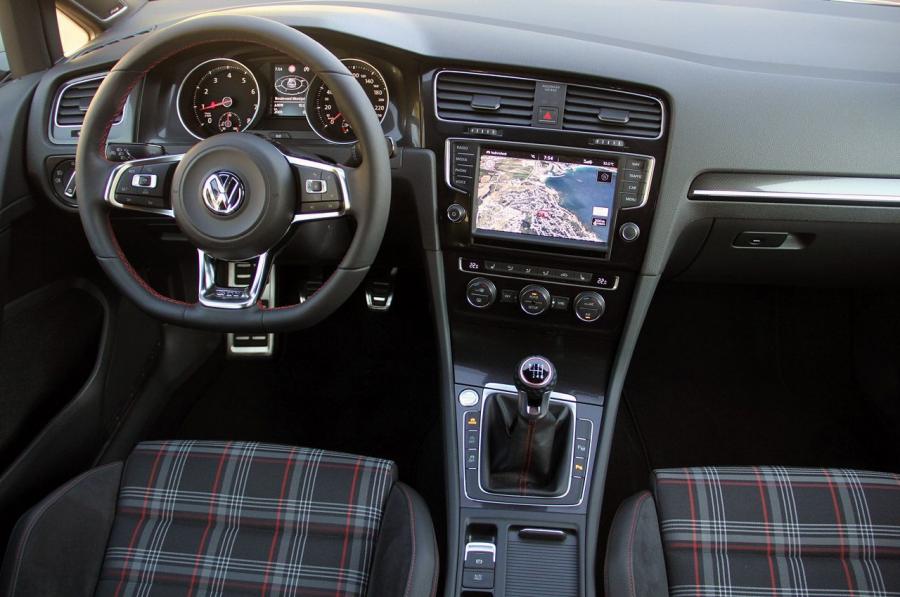 Торпедо Volkswagen Golf GTi 5-Door 2015 года  (фото 42 из 48)
